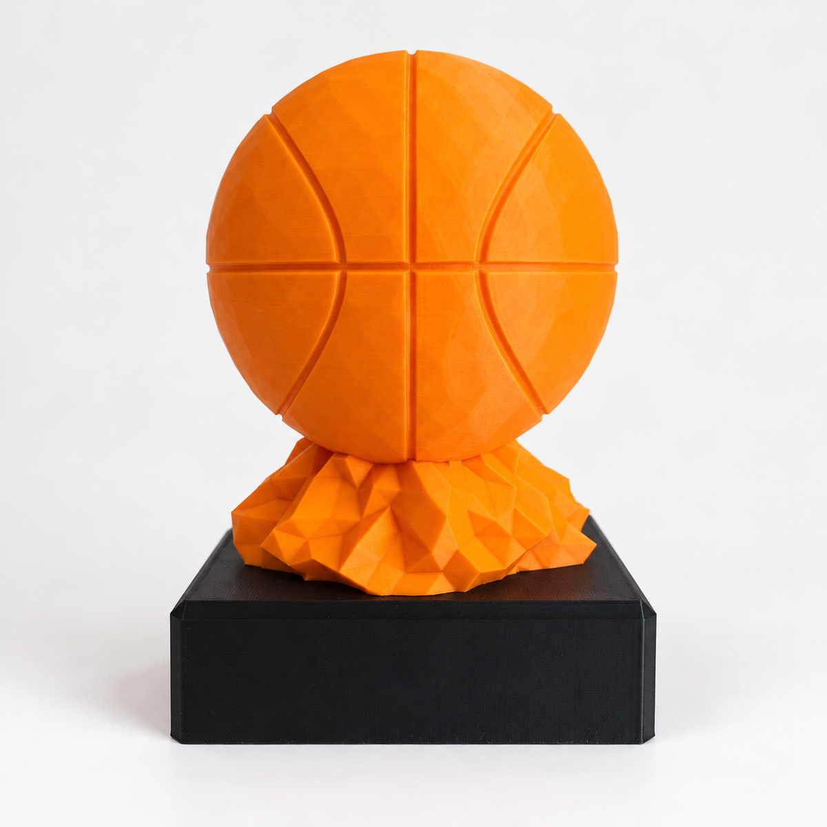 Trofeo De Básquetbol Impreso En 3D Con Base — vista naranja frontal; fotografía original