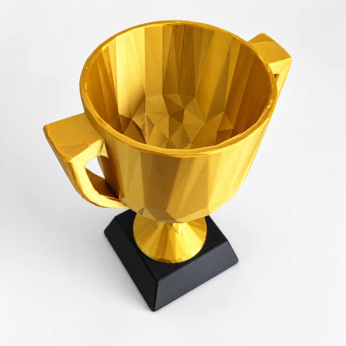 Trofeo Copa Impreso En 3D Con Base Para Premiación — vista dorada interior; fotografía original