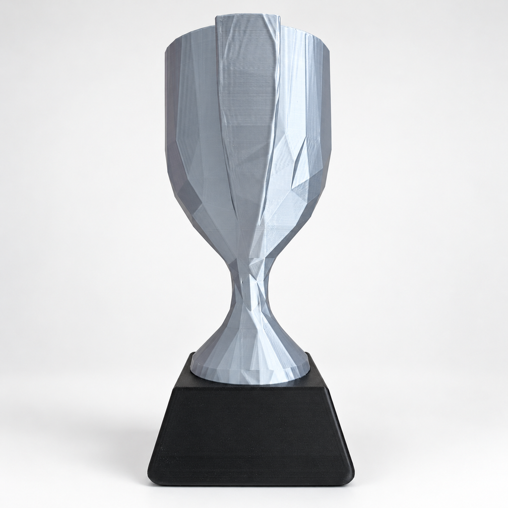 Trofeo Copa Impreso En 3D Con Base Para Premiación — vista plateada lateral; fotografía original