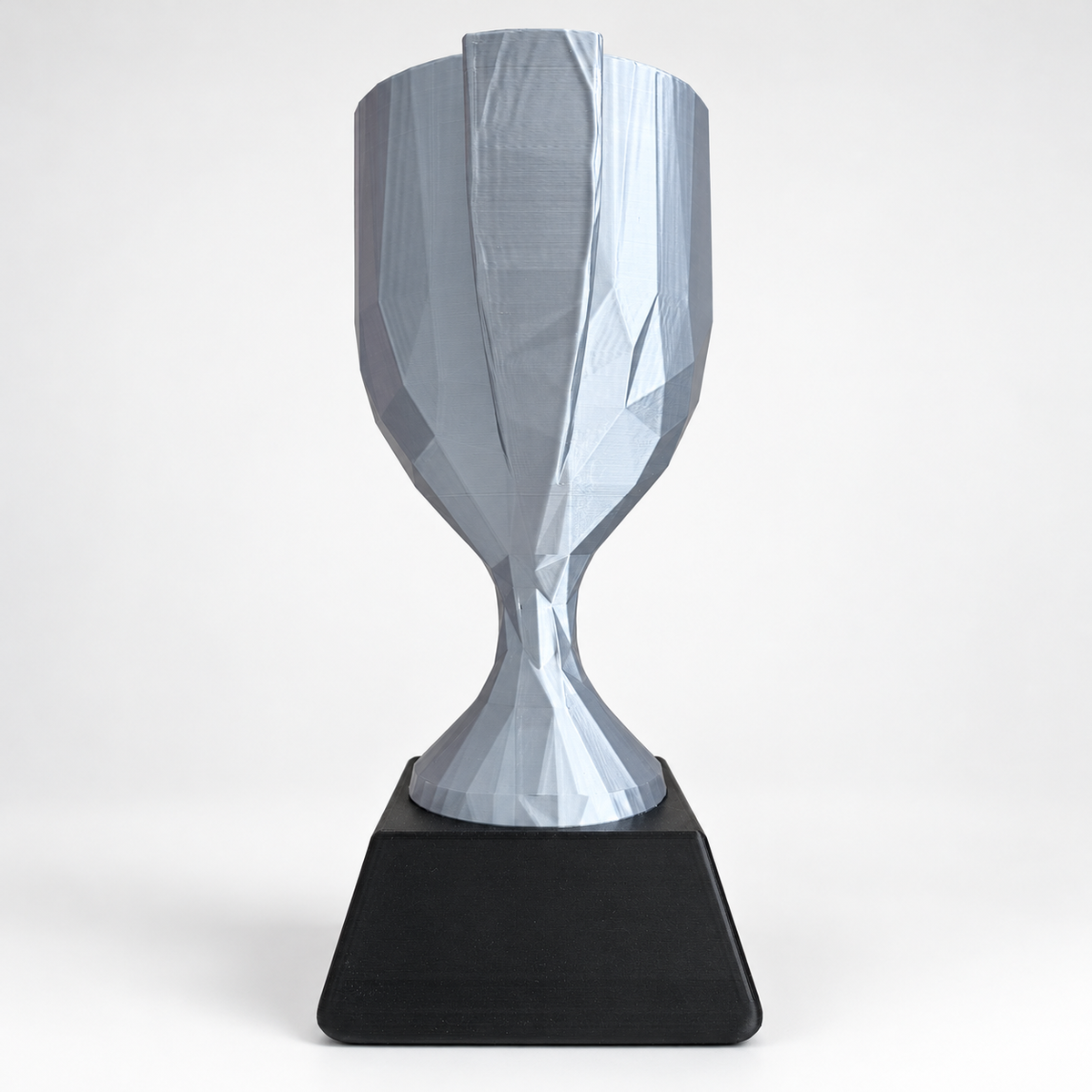 Trofeo Copa Impreso En 3D Con Base Para Premiación — vista plateada lateral; fotografía original