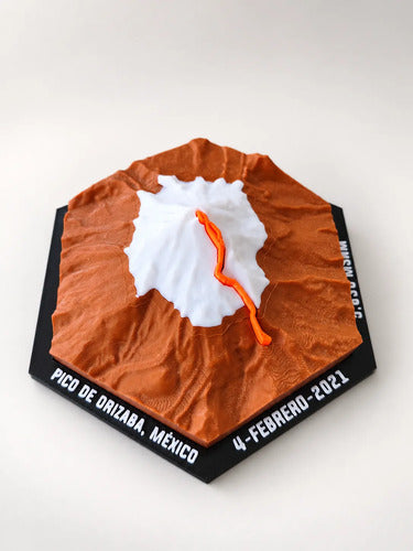 Mapa hexagonal con relieve del Pico de Orizaba y ruta naranja.