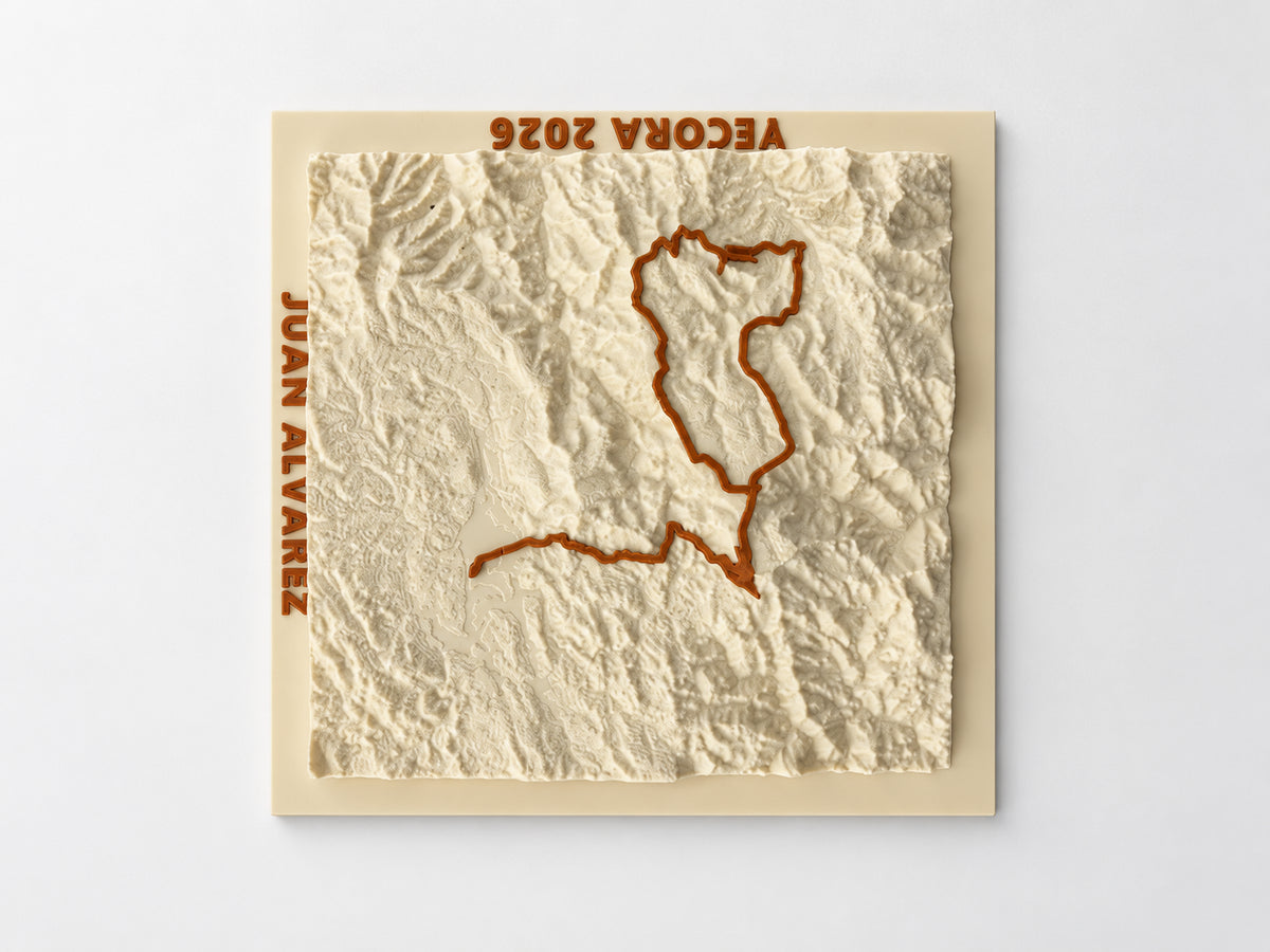 Mapa cuadrado personalizado con relieve y ruta destacada.