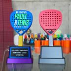 Fotografía real de trofeo especial personalizado para Expo Pádel y Tenis México 2026 junto a otro ejemplo del modelo especial.