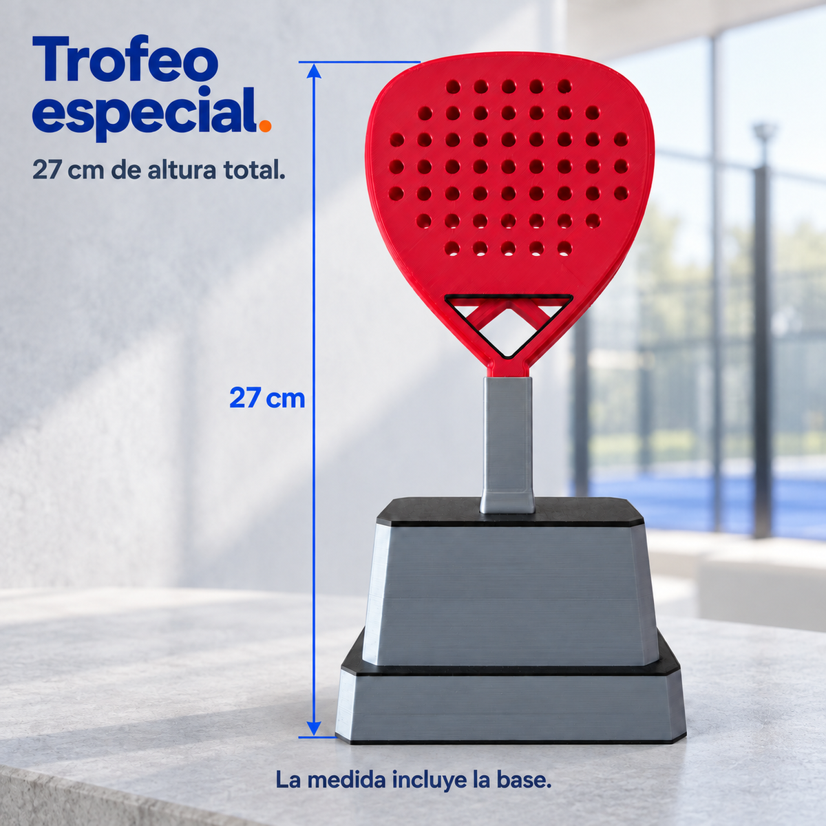 Trofeo especial de 27 cm de altura total, incluida la base.