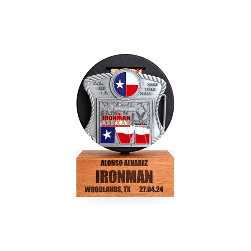 Portamedallas con base de madera e imagen de ejemplo Ironman. Medalla no incluida.