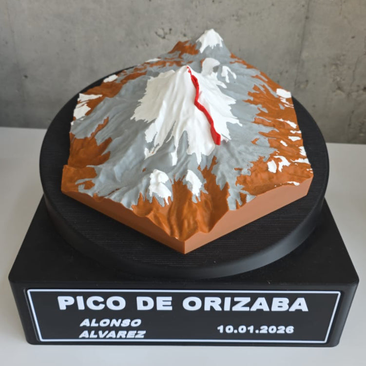 Pico de Orizaba en relieve con ruta y placa personalizada.