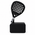 Ejemplo del trofeo genérico de pádel con pala negra y base personalizable.