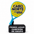 Ejemplo elaborado de trofeo de pádel con logo en la pala y texto en la base.