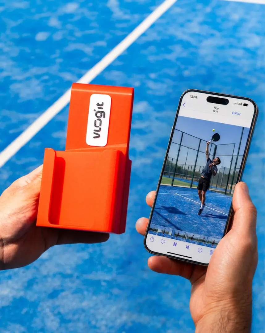VLOG IT naranja junto a smartphone reproduciendo un partido.