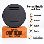Nombre, carrera, lugar y fecha en la base portamedalla.